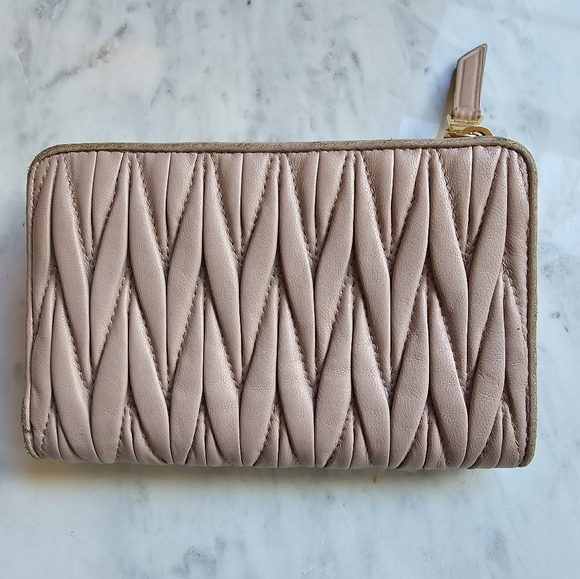 Mui Mui soft pink Matelesse tri-fold leather wallet - Picture 2 of 12